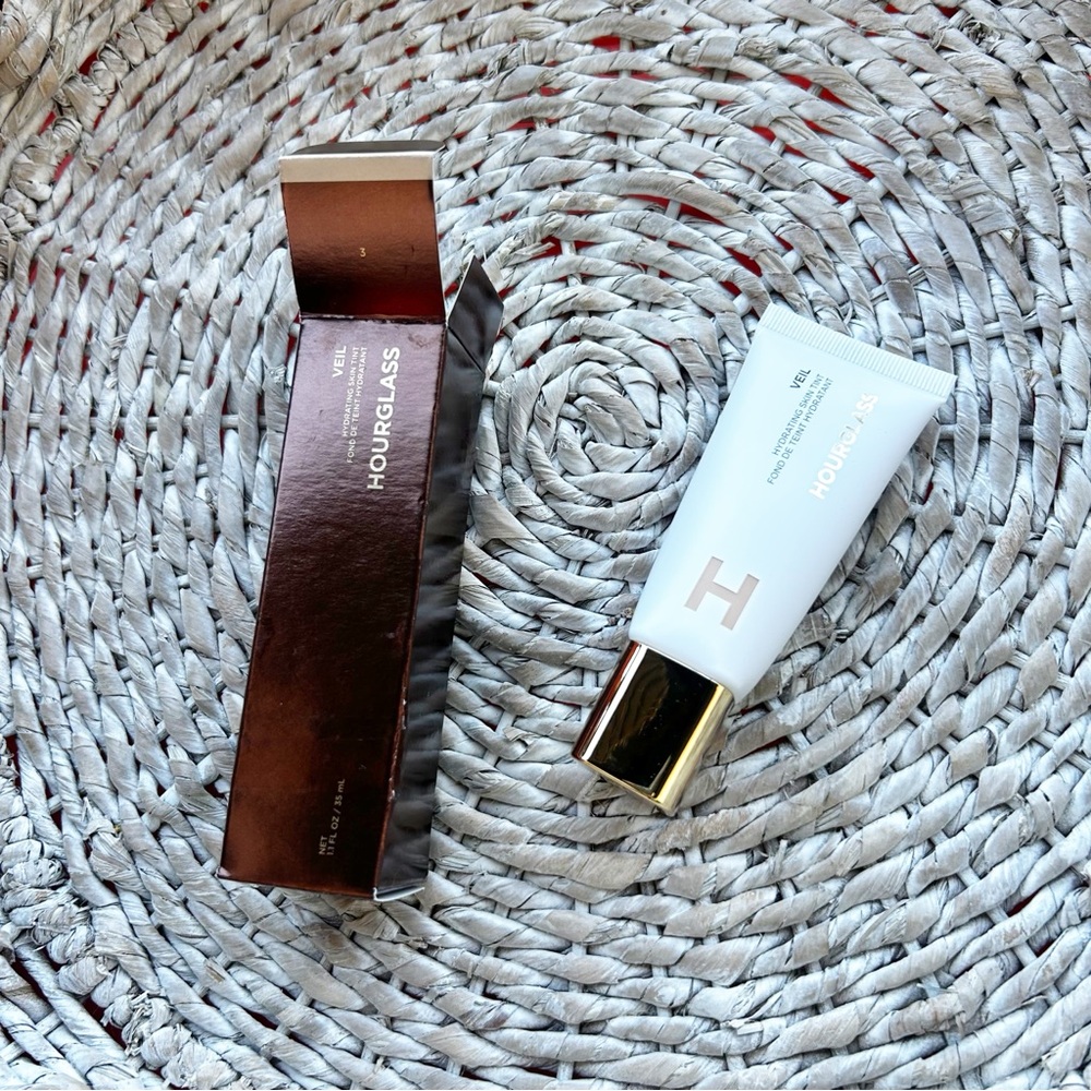 New Hourglass Veil Hydrating Skin Tint Foundation 3 - Picture 2 of 3